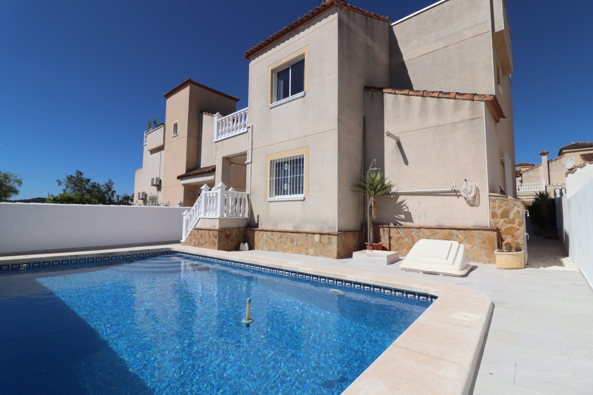 Reventa - Villa -
San Miguel de Salinas - Lake View Mansions