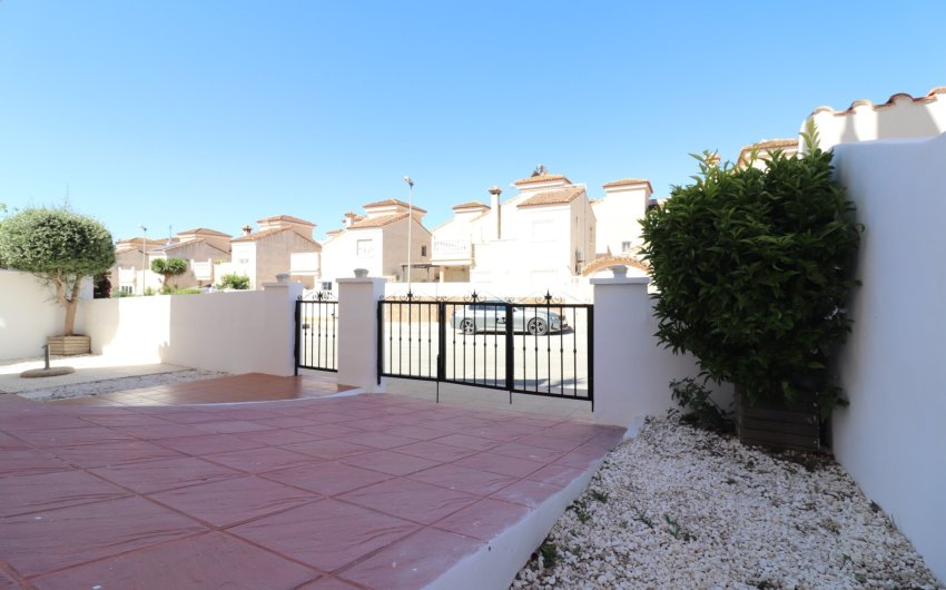 Reventa - Villa -
San Miguel de Salinas - Lake View Mansions