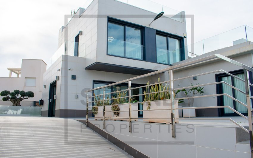 Reventa - Villa -
San Miguel de Salinas - Urbanizaciones