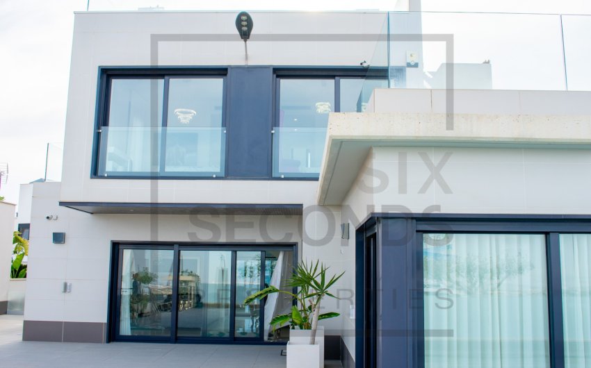 Reventa - Villa -
San Miguel de Salinas - Urbanizaciones