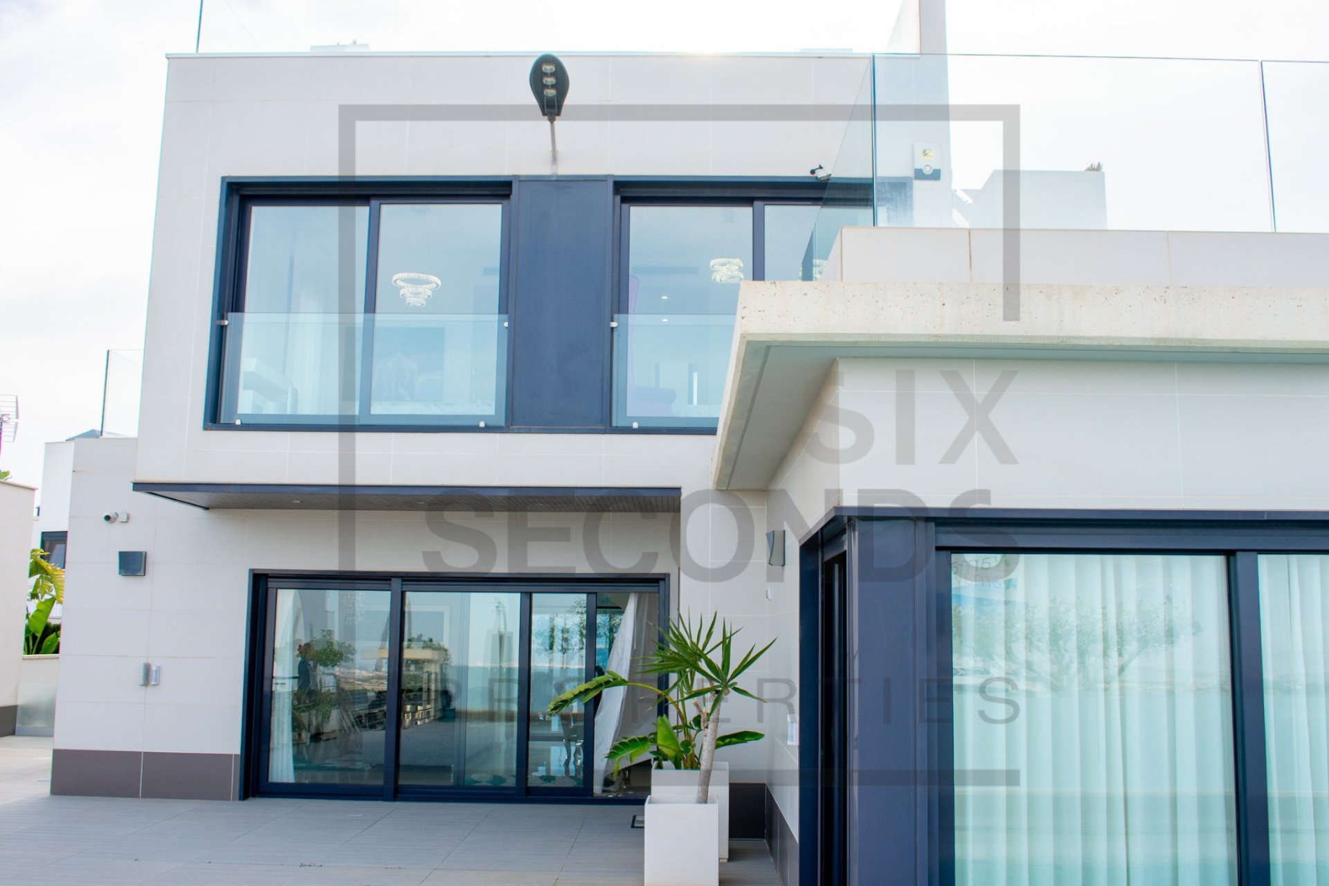 Reventa - Villa -
San Miguel de Salinas - Urbanizaciones