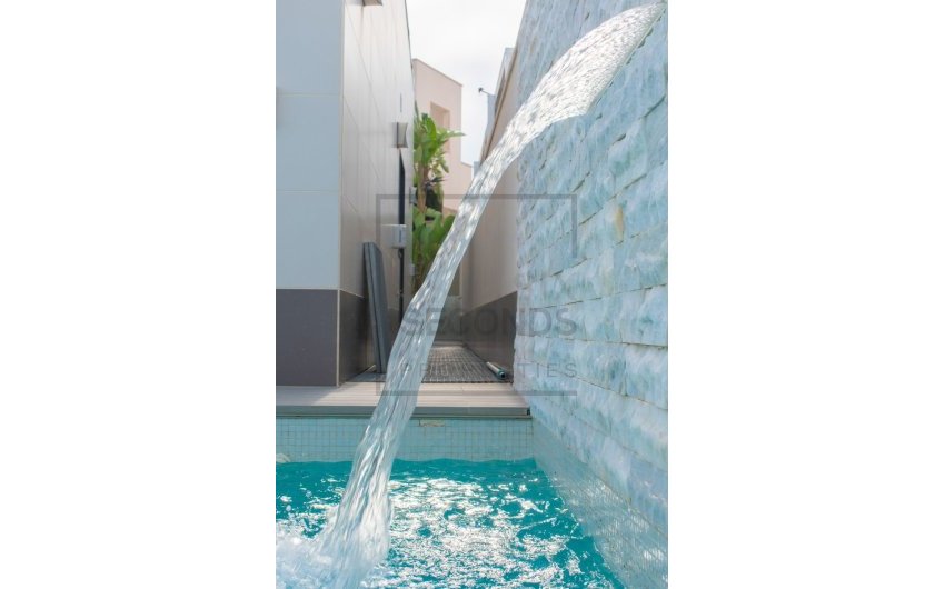 Reventa - Villa -
San Miguel de Salinas - Urbanizaciones