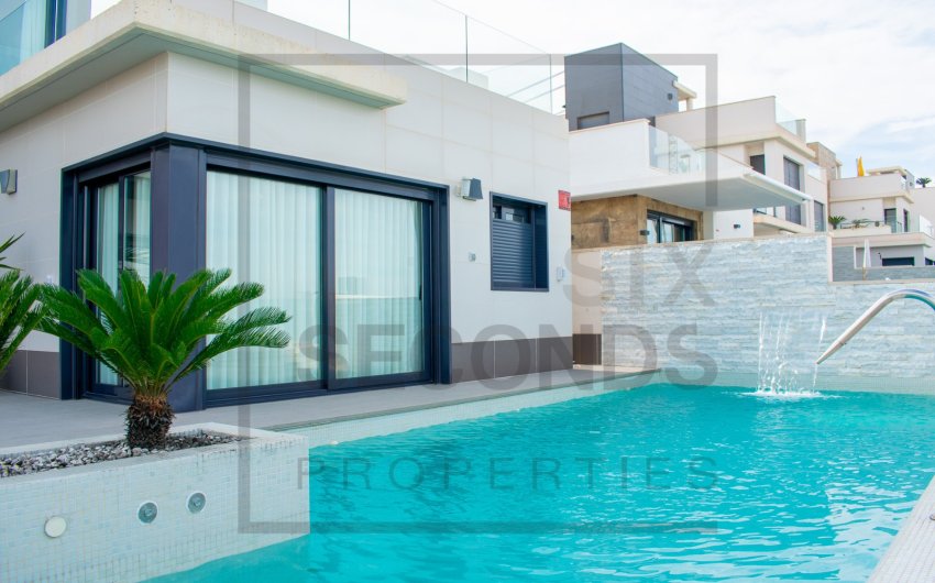 Reventa - Villa -
San Miguel de Salinas - Urbanizaciones