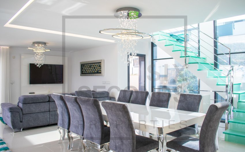 Reventa - Villa -
San Miguel de Salinas - Urbanizaciones