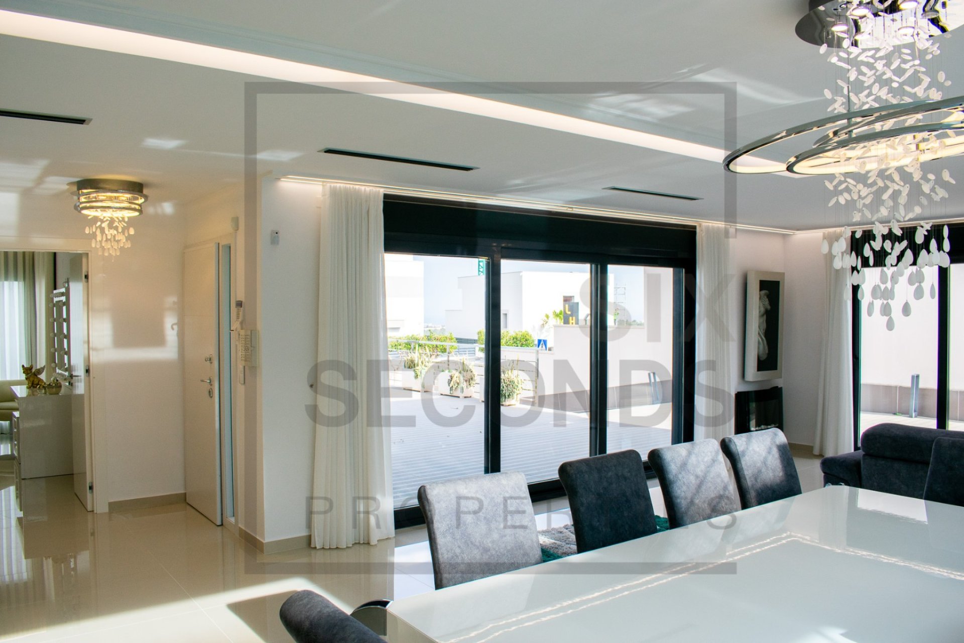 Reventa - Villa -
San Miguel de Salinas - Urbanizaciones