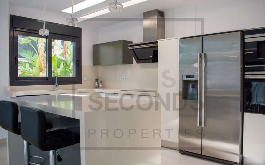 Reventa - Villa -
San Miguel de Salinas - Urbanizaciones