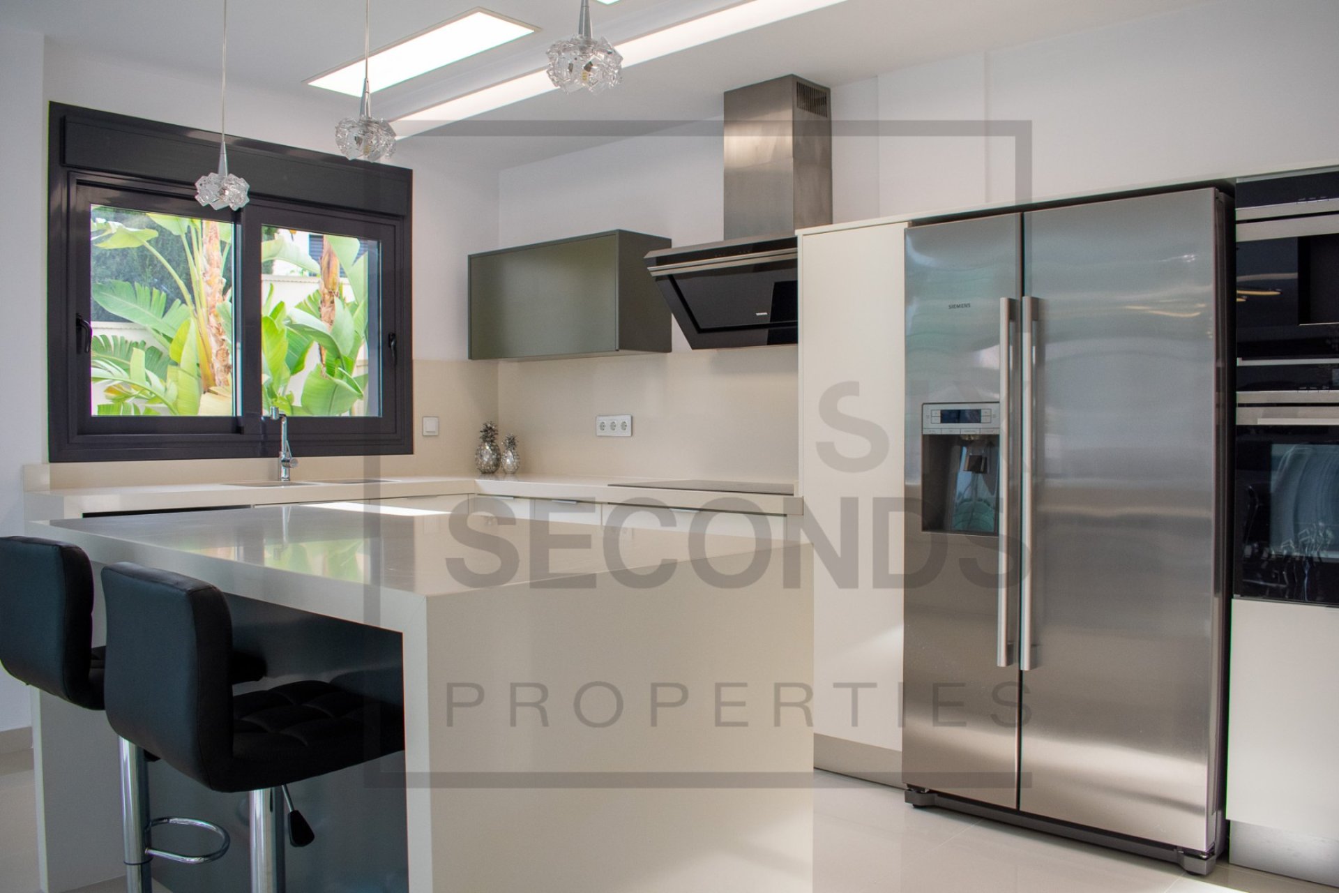 Reventa - Villa -
San Miguel de Salinas - Urbanizaciones