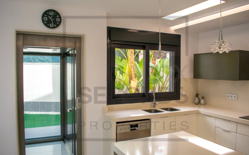 Reventa - Villa -
San Miguel de Salinas - Urbanizaciones