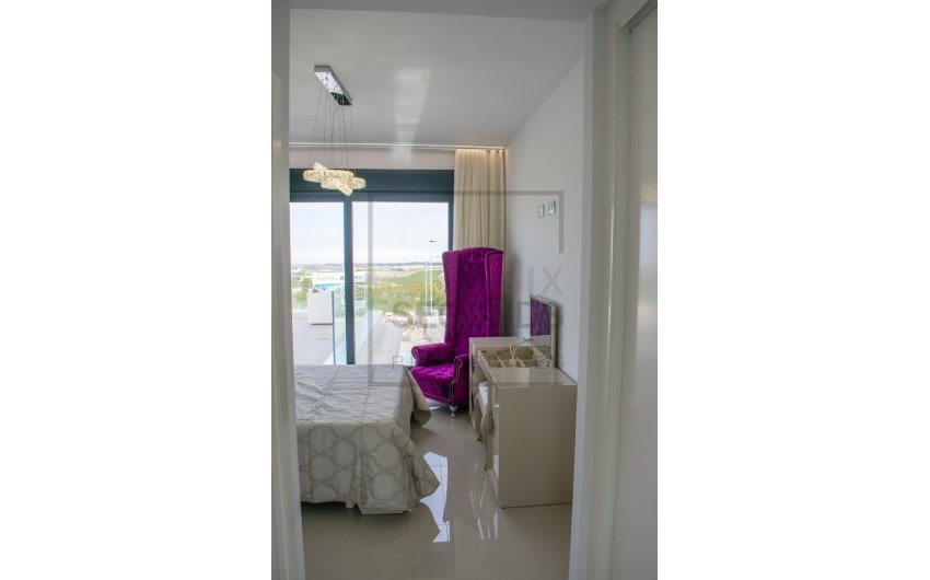 Reventa - Villa -
San Miguel de Salinas - Urbanizaciones