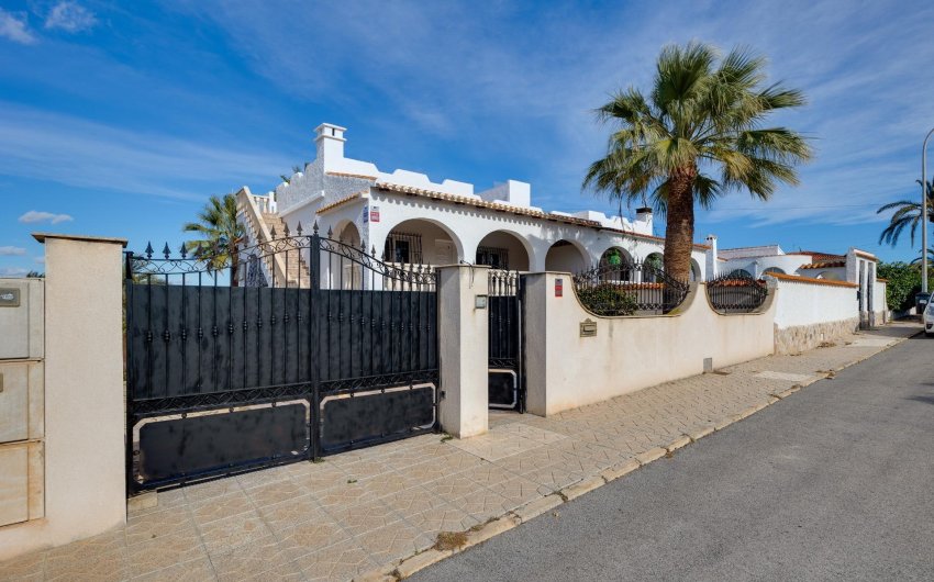 Reventa - Villa -
Torrevieja - La Siesta - El Salado - Torreta