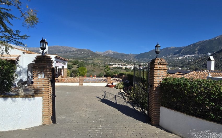 Reventa - Villa -
Vinuela - Inland