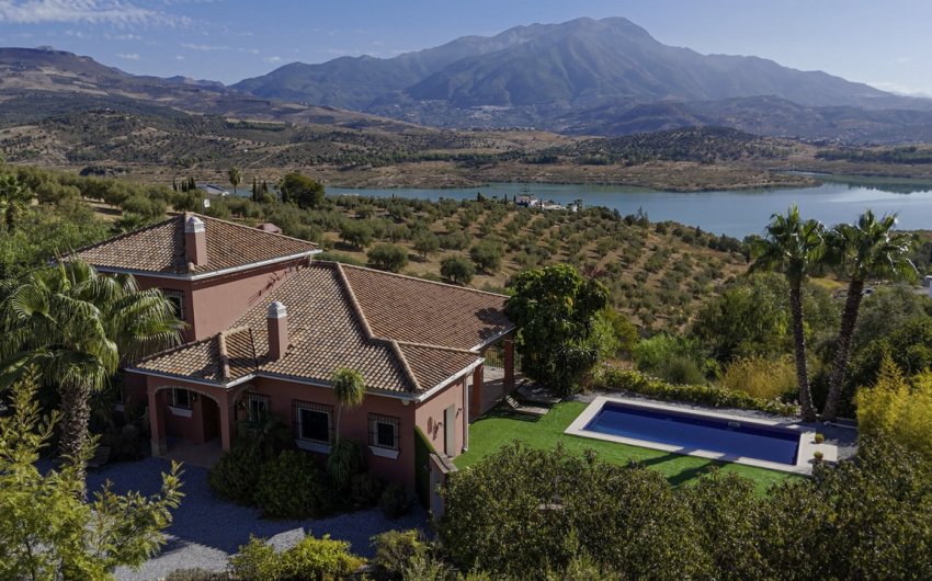 Reventa - Villa -
Vinuela - Inland