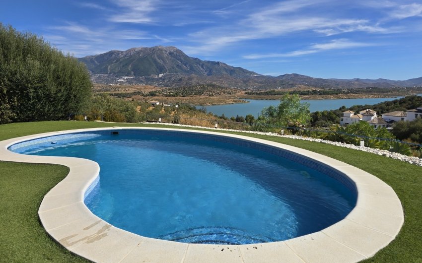 Reventa - Villa -
Vinuela - Inland