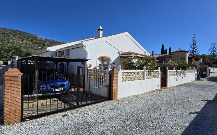 Reventa - Villa -
Vinuela - Inland