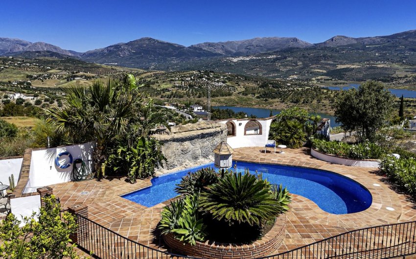 Reventa - Villa -
Vinuela - Inland