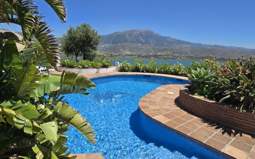 Reventa - Villa -
Vinuela - Inland