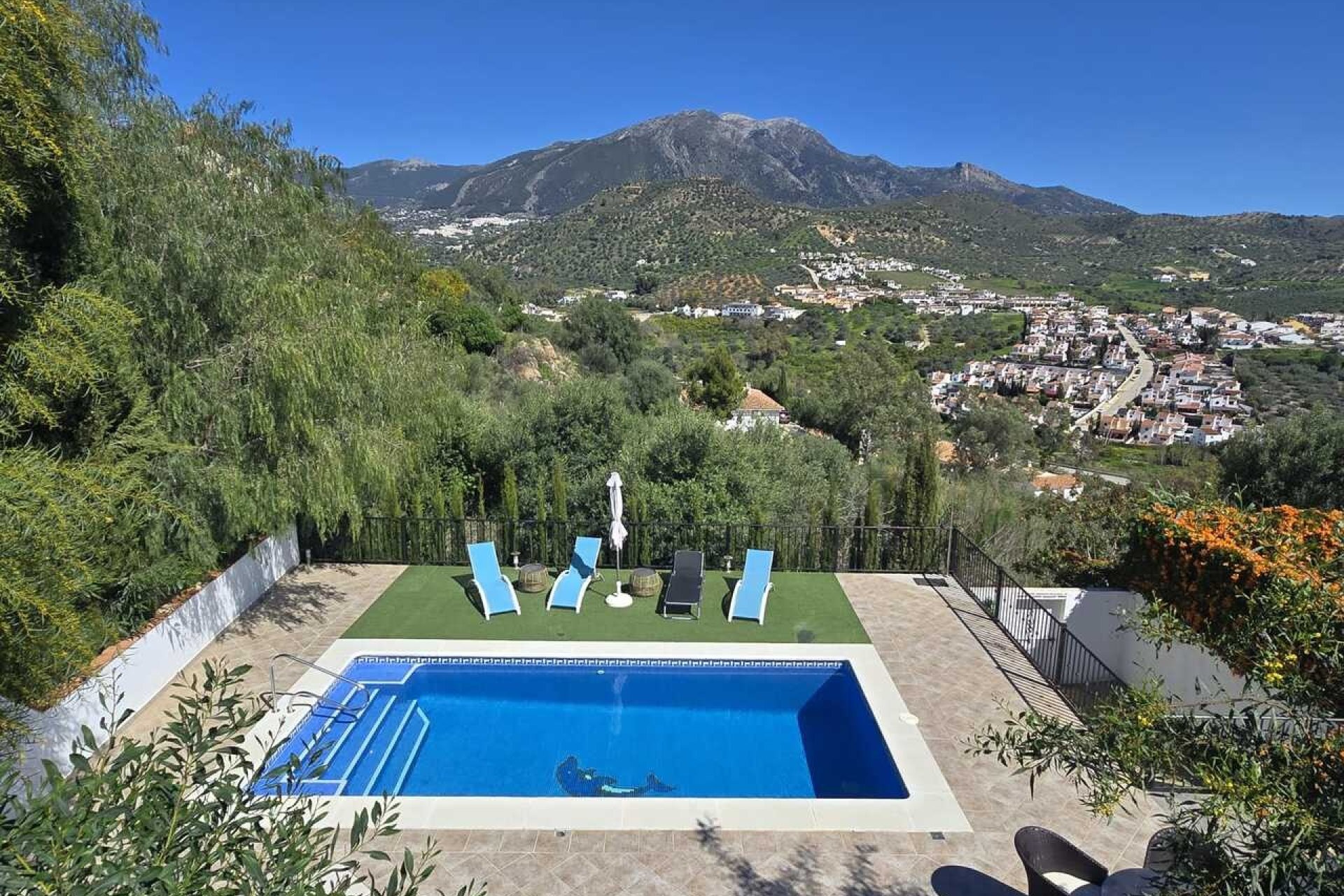 Reventa - Villa -
Vinuela - Inland