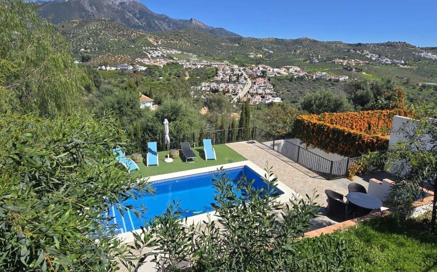 Reventa - Villa -
Vinuela - Inland