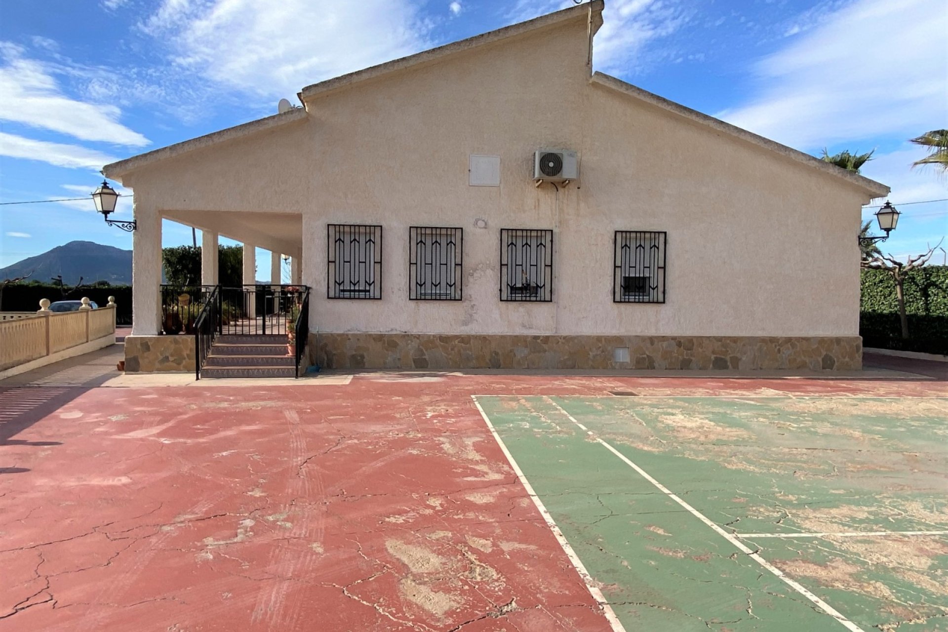 Revente - Country House -
Sax