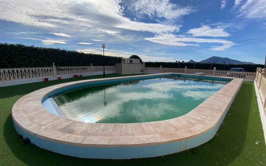 Revente - Country House -
Sax