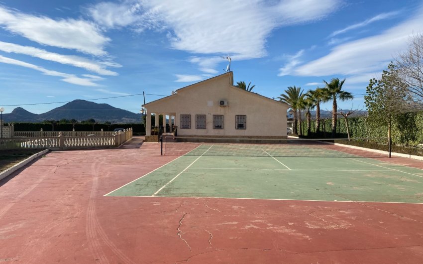 Revente - Country House -
Sax