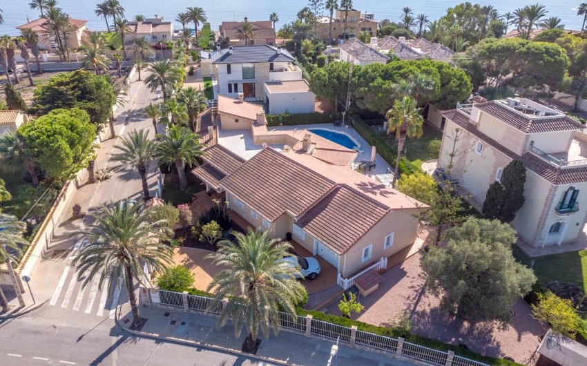 Revente - Villa -
Cabo Roig - Muy Cerca De La Playa