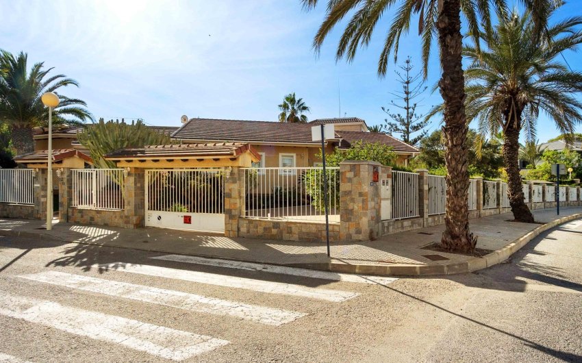 Revente - Villa -
Cabo Roig - Muy Cerca De La Playa