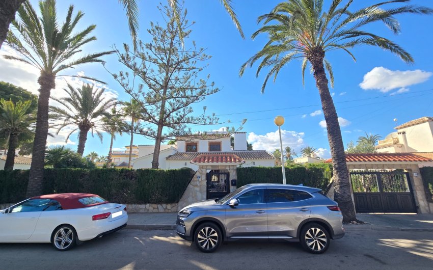 Revente - Villa * -
Orihuela Costa - Cabo Roig *