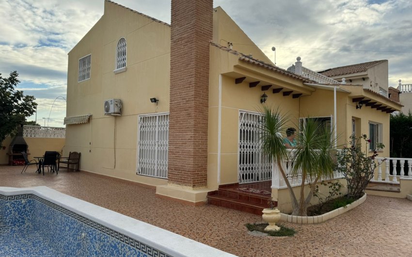 Revente - Villa -
Orihuela Costa - Costa Blanca