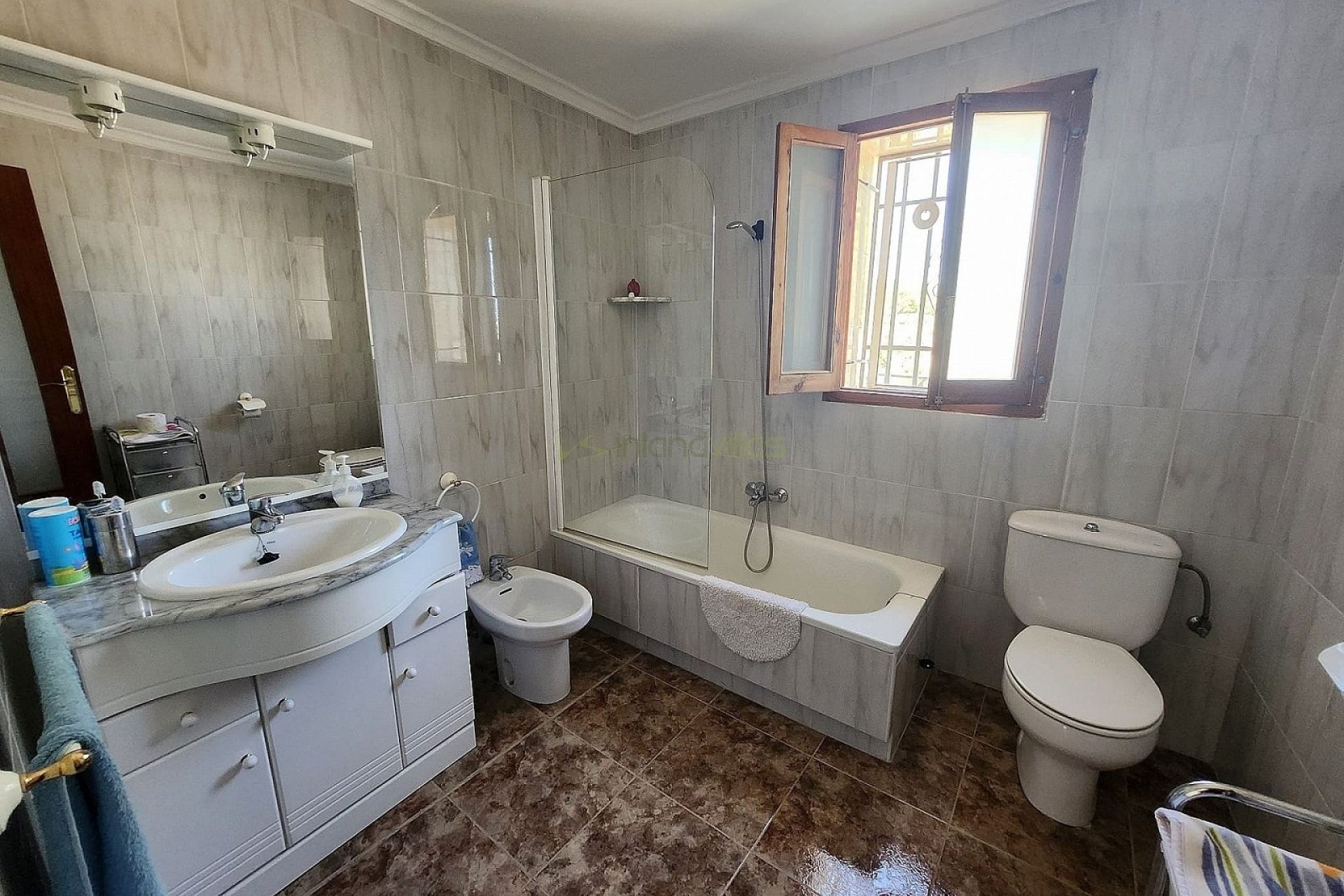 Revente - Villa -
Villena