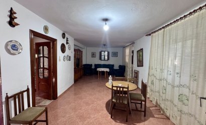 Herverkoop - Finca -
Algarinejo - Inland