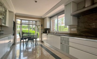 Resale - Villa -
Benidorm