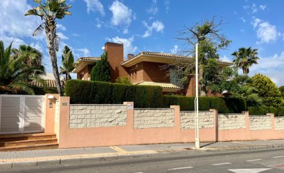 Resale - Villa -
Benidorm