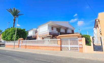 Resale - Villa -
Los Alcazares