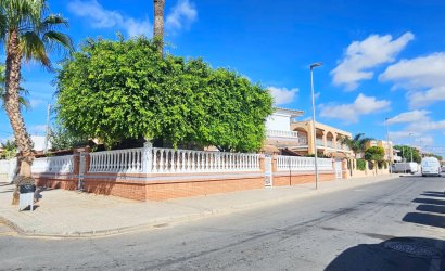 Resale - Villa -
Los Alcazares