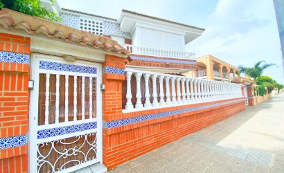 Resale - Villa -
Los Alcazares