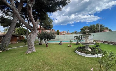 Resale - Villa -
Orihuela Costa - Campoamor