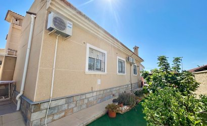 Resale - Villa -
Torrevieja - La Siesta