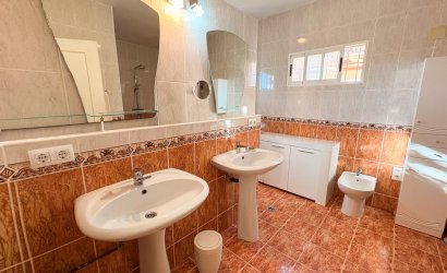 Herverkoop - Herenhuis -
Crevillente