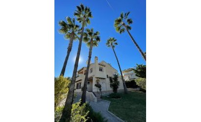 Resale - Villa -
Villamartin - Costa Blanca