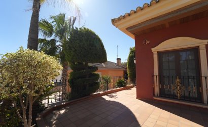 Resale - Villa -
Orihuela Costa - Campoamor