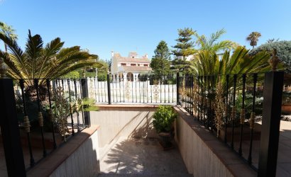Resale - Villa -
Orihuela Costa - Campoamor