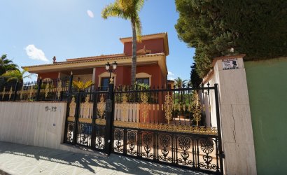 Resale - Villa -
Orihuela Costa - Campoamor
