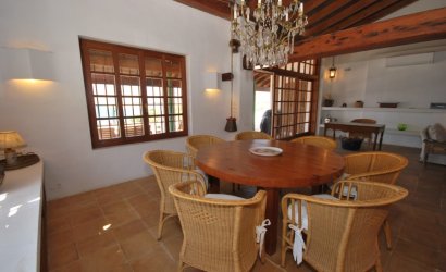 Resale - Villa -
Moraira - Benimeit