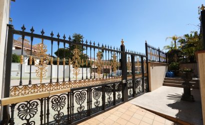 Resale - Villa -
Orihuela Costa - Campoamor