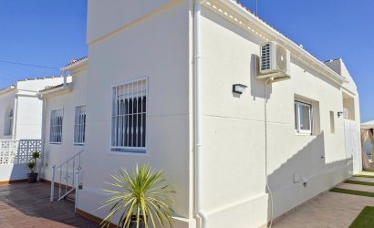 Resale - Villa -
Torrevieja - La Siesta