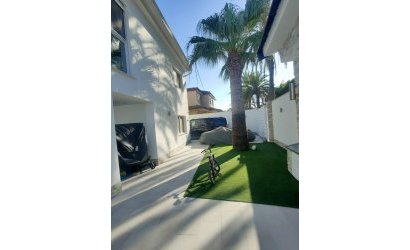Resale - Villa -
Orihuela Costa - La Zenia