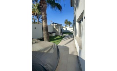 Resale - Villa -
Orihuela Costa - La Zenia