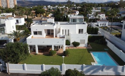 Resale - Villa -
Marbella - Las Chapas