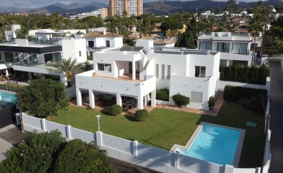 Resale - Villa -
Marbella - Las Chapas